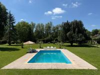 Basen w obiekcie Appartement familial au bord de la Marne, jardin tropical , piscine, tennis, terrasse, parking gratuit proche Disneyland lub w pobliżu