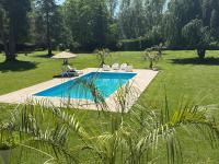 Basen w obiekcie Appartement familial au bord de la Marne, jardin tropical , piscine, tennis, terrasse, parking gratuit proche Disneyland lub w pobliżu