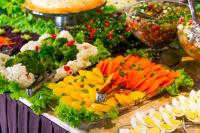 Un buffet de comida con verduras y otros alimentos. en Hotel Cabana do Rei, en São João del Rei