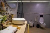 ein Badezimmer mit einer großen Badewanne und einem WC in der Unterkunft Al Marmoom Oasis Luxury Experiential Desert Domes in Dubai