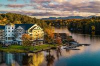 una vista aérea de una gran casa en un lago en voco Saranac Lake NY - Waterfront by IHG, en Saranac Lake