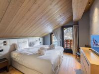 Posteľ alebo postele v izbe v ubytovaní Chalet familial moderne à Méribel Village, terrasse sud avec jacuzzi, proche pistes et commerces - FR-1-566-56