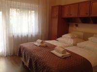 Łóżko lub łóżka w pokoju w obiekcie Jókai Apartmanház
