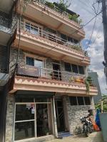 Un edificio con un cartel que dice Hotel Amazon. en Hotel Aarjan And Restaurant, en Pokhara