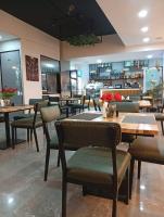 Un restaurante con mesas y sillas y un bar. en American Hospice, en Nairobi