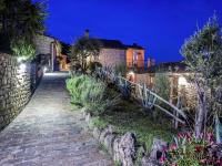 A garden outside Gorgeous Apartment with Pool near Sibillini Mountains