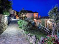 A garden outside Gorgeous Apartment with Pool near Sibillini Mountains