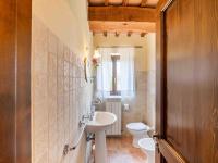 A bathroom at Gorgeous Apartment with Pool near Sibillini Mountains
