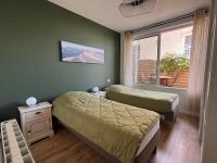 Postel nebo postele na pokoji v ubytování 3 pièces avec terrasse arborée