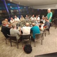 um grupo de pessoas sentadas ao redor de uma mesa em Panglao Sea Resort - Tangnan em Panglao City