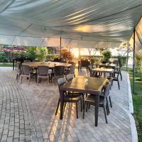 um grupo de mesas e cadeiras sob uma tenda em Panglao Sea Resort - Tangnan em Panglao City