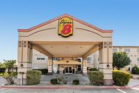 un cartel en la parte delantera de un hotel en Super 8 by Wyndham Weatherford, en Weatherford