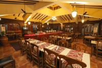 een restaurant met tafels en stoelen in een kamer bij Hotel Goan Heritage in Calangute