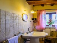 A bathroom at Gorgeous Apartment with Pool near Sibillini Mountains