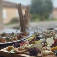 Twee schalen met verschillende soorten groenten op een tafel. bij Domaine Léa Chanflaur - Spa - La maison du bonheur in Terraube