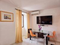 Televízia a/alebo spoločenská miestnosť v ubytovaní Guesthouse Korzo