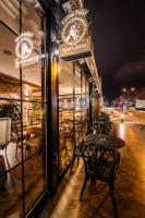 einen Tisch und Stühle außerhalb eines Restaurants in der Nacht in der Unterkunft Stones of Cappadocia in Nevşehir