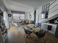 Posezení v ubytování Superbe appartement avec solarium et piscine communautaire