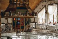 Recreation center "Valilo" في Novoselytsya: غرفة ذات درابزين ونوافذ من الحديد المطاوع