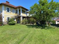 Vonkajšia záhrada v ubytovaní Apartment Peruč with big terrace and beautiful garden