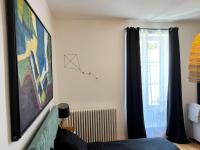 Telewizja i/lub zestaw kina domowego w obiekcie Maison de charme de 280m2 avec piscine chauffée …