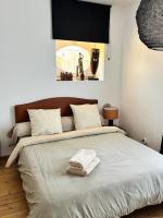 Łóżko lub łóżka w pokoju w obiekcie Maison de charme de 280m2 avec piscine chauffée …