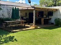 Ogród w obiekcie Maison de charme de 280m2 avec piscine chauffée …