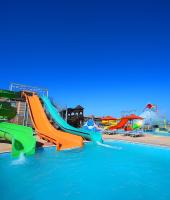 Bazén v ubytování Coral Sea Beach and Aqua Park nebo v jeho okolí