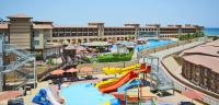 Bazén v ubytování Coral Sea Beach and Aqua Park nebo v jeho okolí