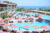 Bazén v ubytování Coral Sea Beach and Aqua Park nebo v jeho okolí