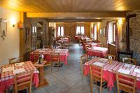 Un restaurant u otro lugar para comer en Albergo Ristorante Miralago