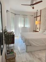 Postel nebo postele na pokoji v ubytování Luxury apartments Alamos beach Torremolinos - Costa Lago
