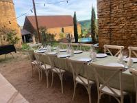 una mesa larga con sillas y copas de vino. en La Tour du Blé - gîtes et chambres d'hôtes, en Salornay-sur-Guye