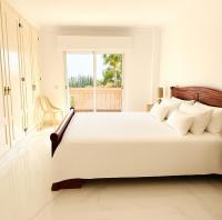 Postel nebo postele na pokoji v ubytování Villa 9 La Alzambra-Puerto Banus