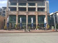 een gebouw met blauwe en witte parasols ervoor bij Sea View Apartment C 514 in Balchik
