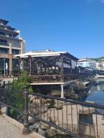 een restaurant naast een waterlichaam bij Sea View Apartment C 514 in Balchik