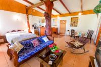 una sala de estar con una cama y un sofá en Cabañas Moai, en Hanga Roa