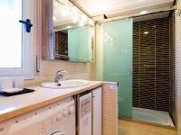 Kúpeľňa v ubytovaní Apartamento con Tres Piscinas en Santa Margarita, a 1km de la Playa - ES-228-123