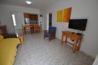 Telewizja i/lub zestaw kina domowego w obiekcie MarySol 1 Apartment with terrace close to the sea