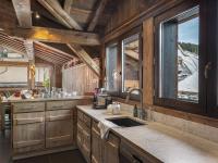 Kuchyňa alebo kuchynka v ubytovaní Chalet élégant à Courchevel Le Praz avec spa, cheminée et services inclus - FR-1-568-35