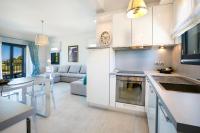 Kuchyň nebo kuchyňský kout v ubytování Seirios Luxury Villa
