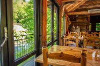 ロフトフースにあるウレンスヴァン ゲストハウスのポーチ(木製テーブル、椅子付)