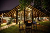 un pavillon avec des chaises et une table en face d'un bâtiment dans l'établissement Waters Edge Hotel, à Sri Jayewardenepura Kotte