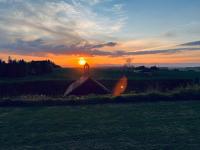 Východ nebo západ slunce při pohledu z bed and breakfast nebo okolí