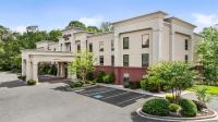 un gran edificio blanco con aparcamiento en Hampton Inn Elkton, en Elkton