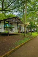 um pavilhão num parque com árvores e um passeio em EcoHotel El Castillo Pance em Cali