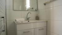 Ein Badezimmer in der Unterkunft אדום 179, דירות נופש