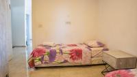 Ein Bett oder Betten in einem Zimmer der Unterkunft אדום 179, דירות נופש