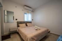 Ein Bett oder Betten in einem Zimmer der Unterkunft אדום 179, דירות נופש