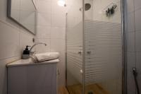 Ein Badezimmer in der Unterkunft אדום 179, דירות נופש